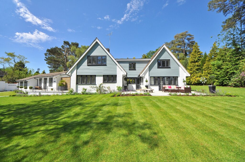 10 Tips to Keep Your Lawn Fresh in Late Summer